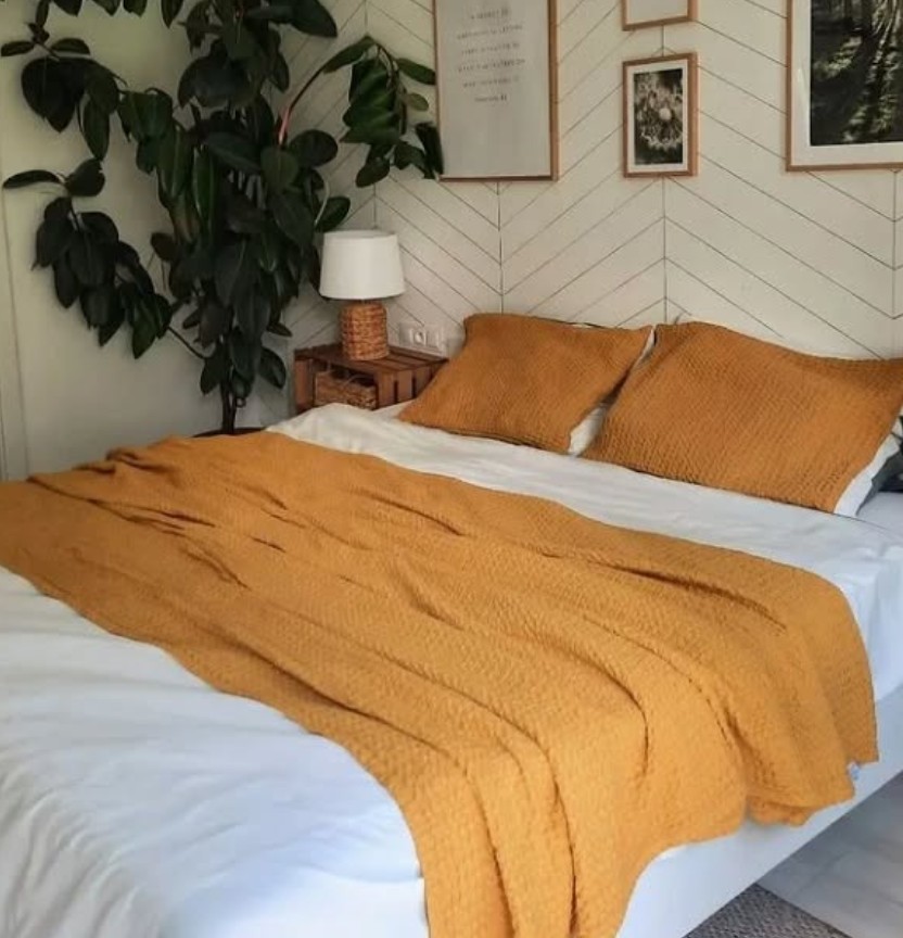 Kamar Suami Istri Nuansa Krem dan Putih yang Lembut