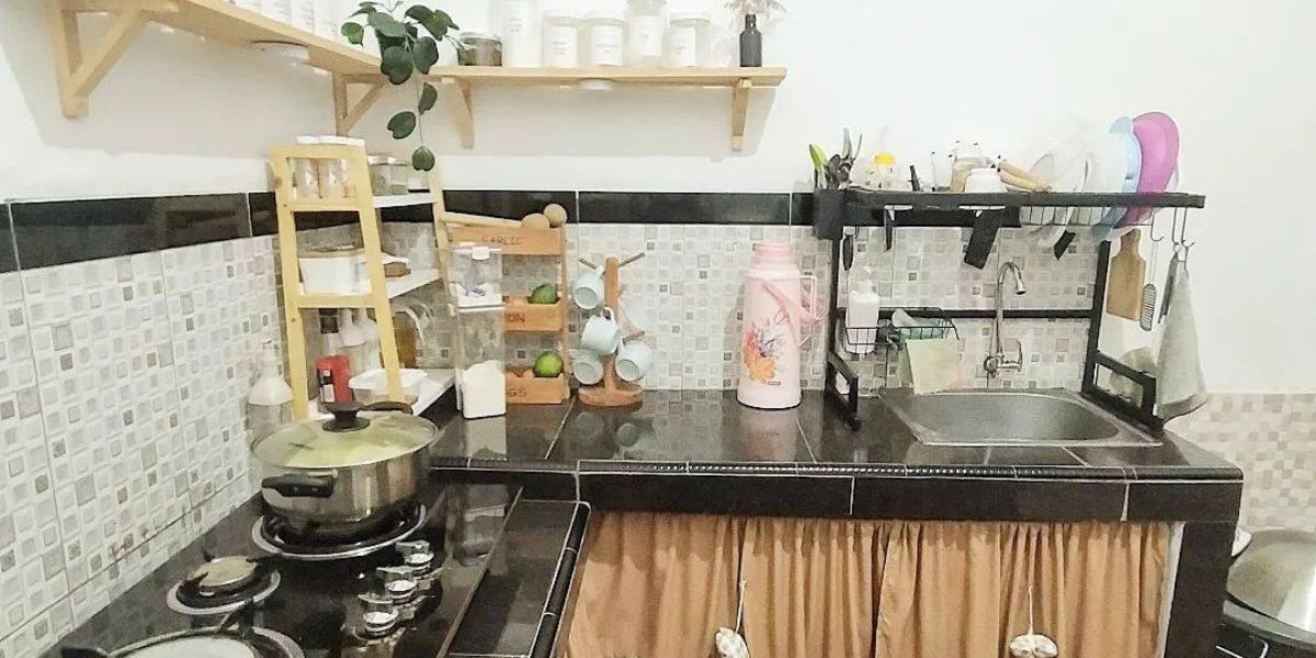 Desain Dapur Sederhana Tanpa Kitchen Set Nuansa Monokrom
