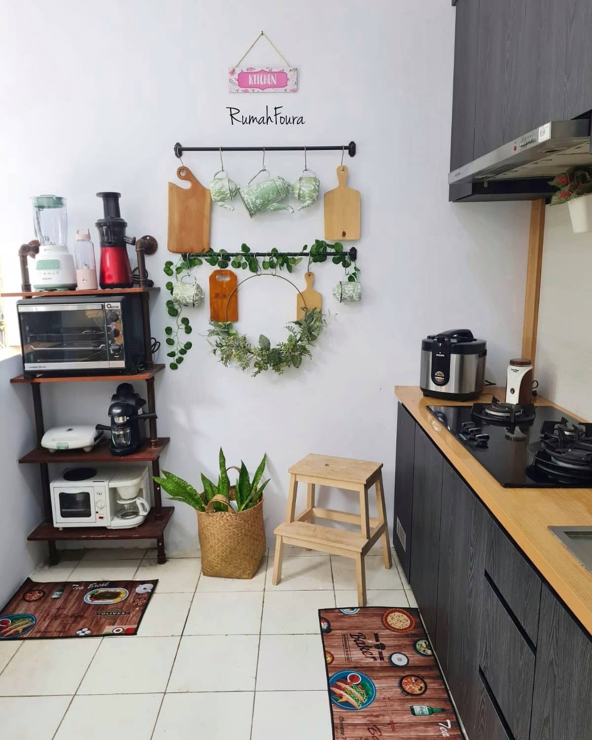 3. Desain Dapur Terbuka Tipe 36 dengan Kitchen Set Bernuansa Gelap
