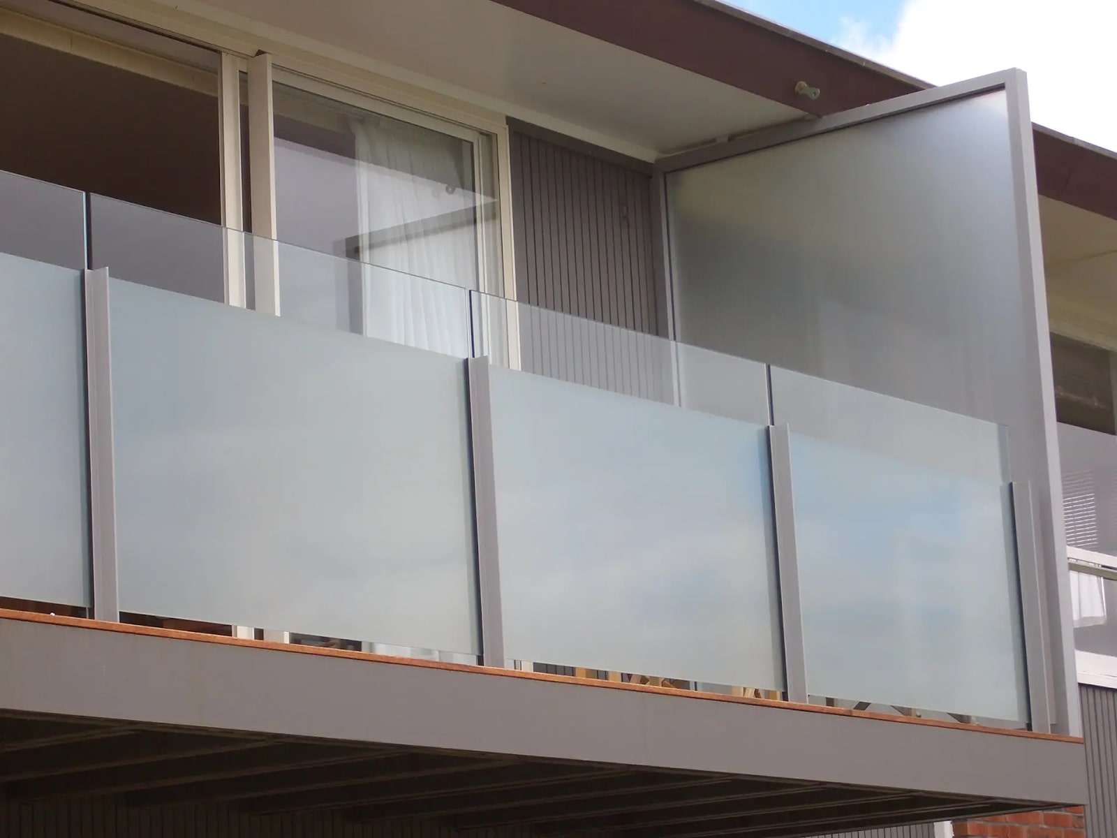 Model Railing Balkon Minimalis dengan Frosted Glass