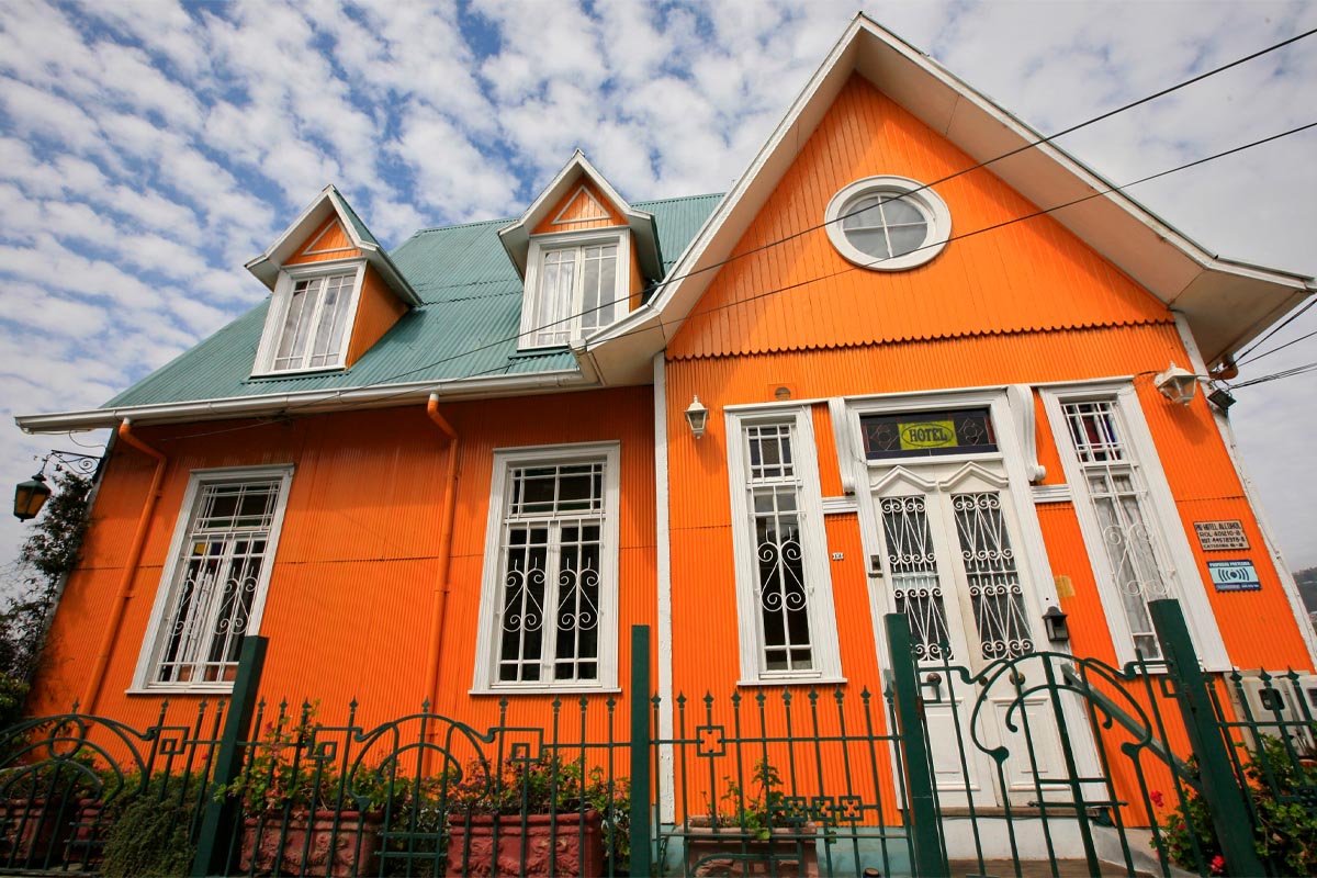 kombinasi warna cat rumah oranye dan putih