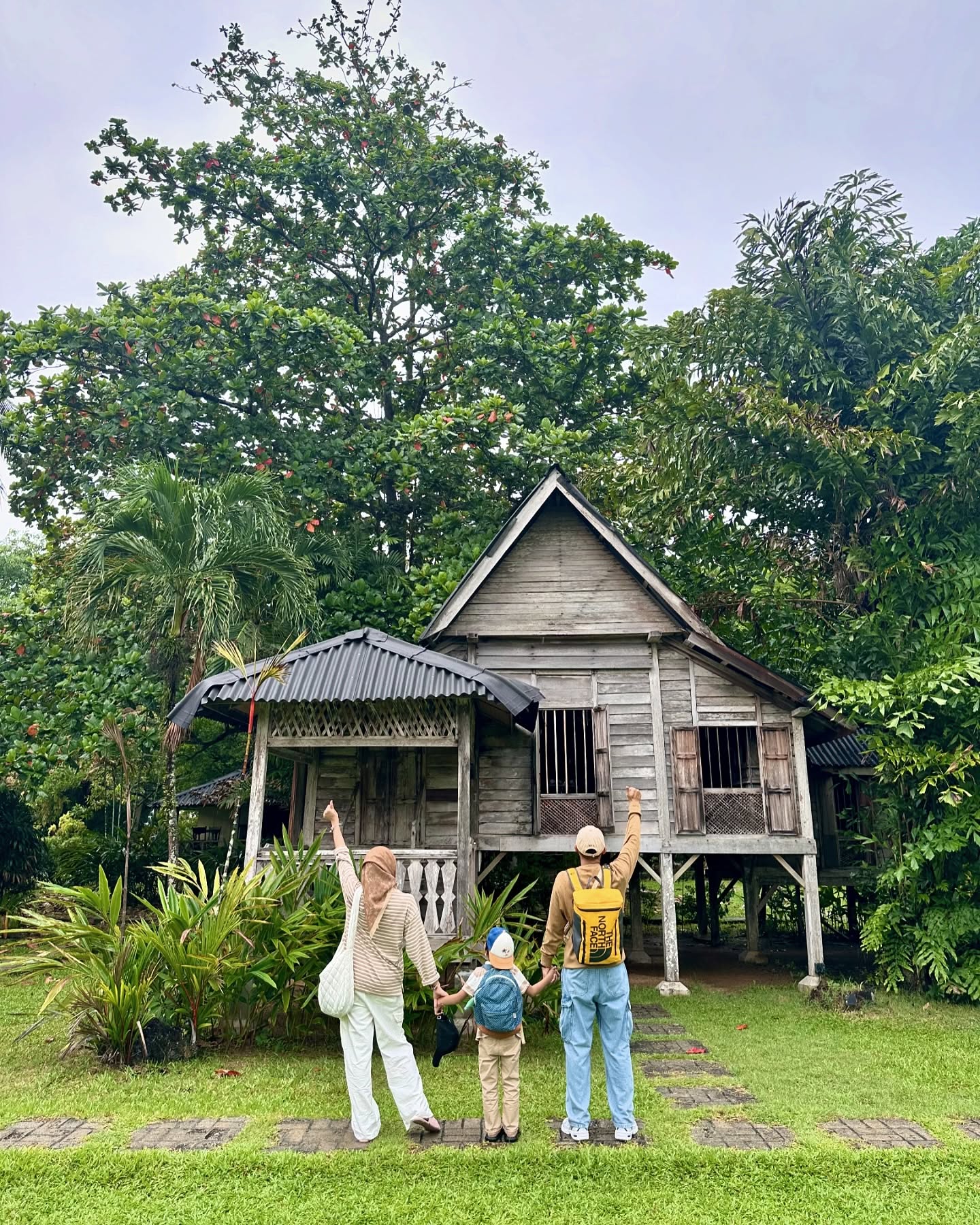 Rumah Panggung di Lingkungan Asri