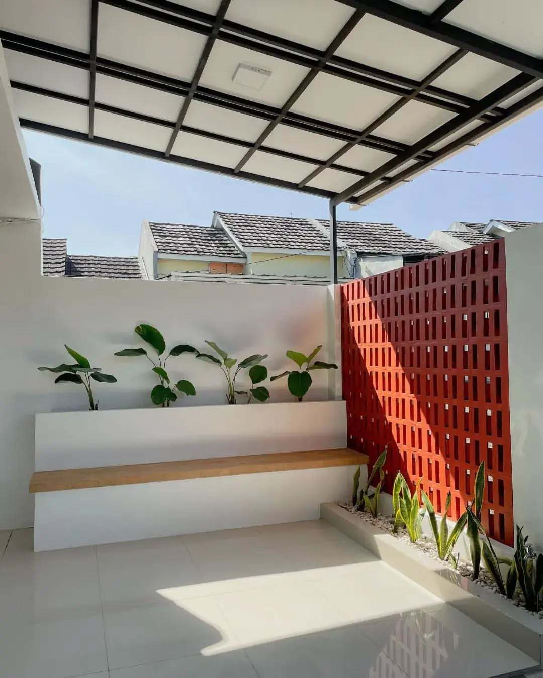 rumah atap miring ke belakang dengan taman kecil