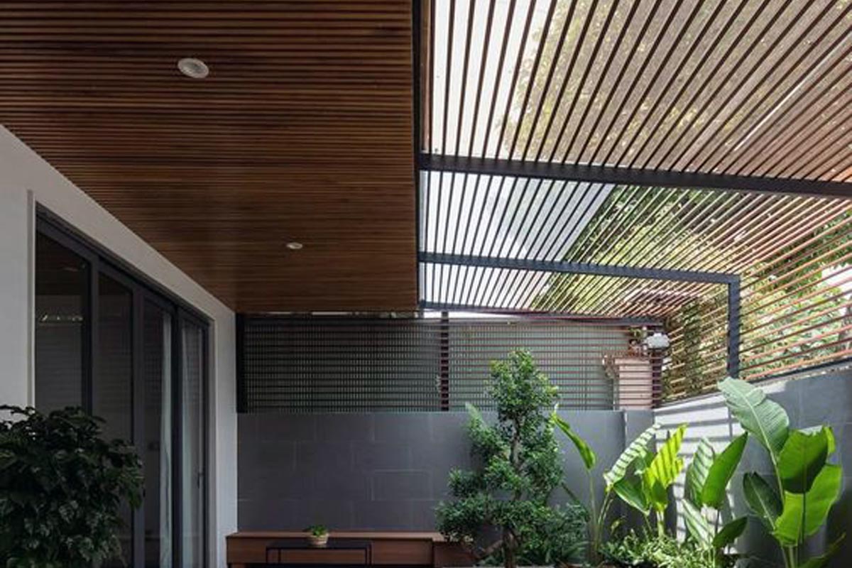 Model Teras Rumah Atap Miring Kebelakang Material Kayu