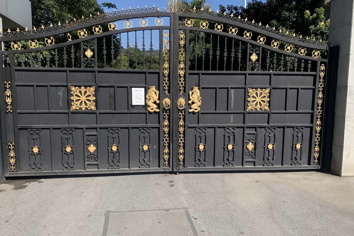 kombinasi hitam dan kuning emas