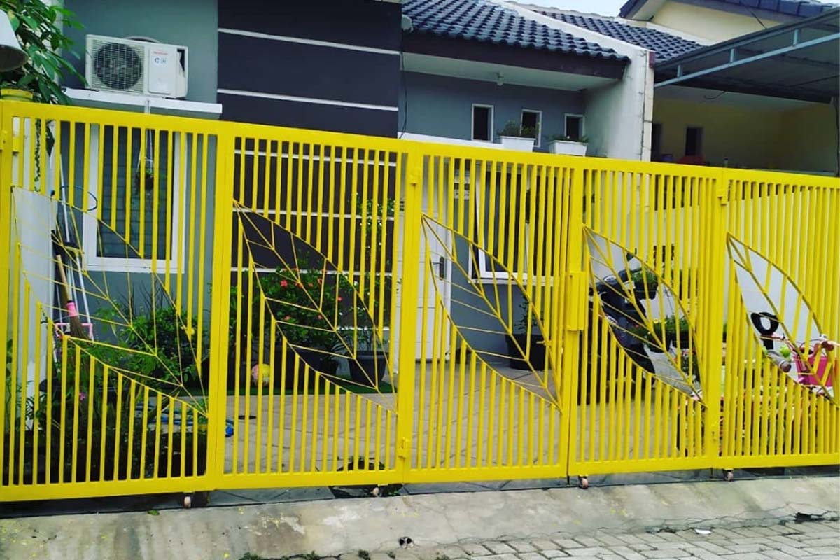 kombinasi warna cat pagar putih dan tembok kuning