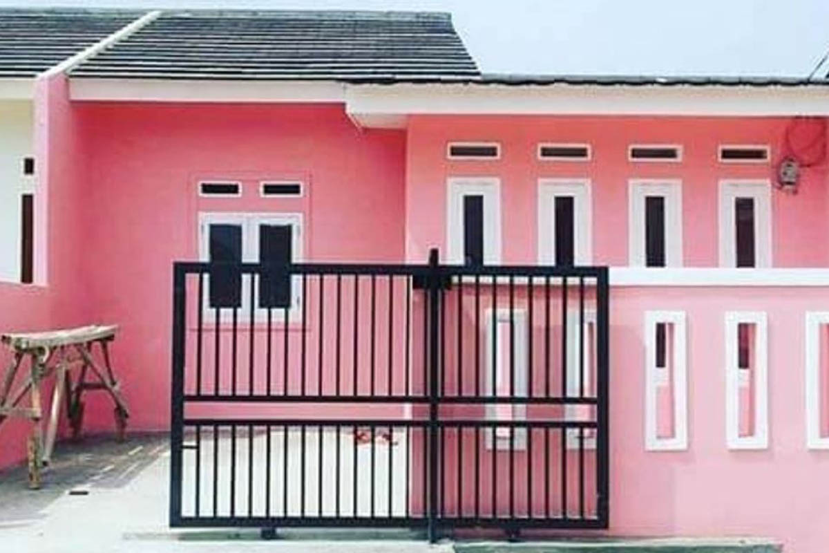 kombinasi warna cat pagar hitam dan tembok merah muda