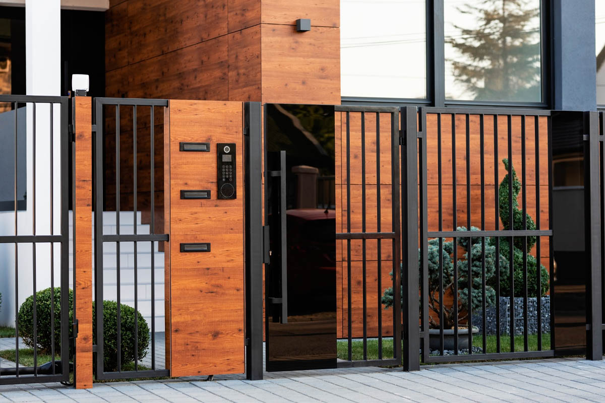 kombinasi warna cat pagar hitam dan tembok oranye