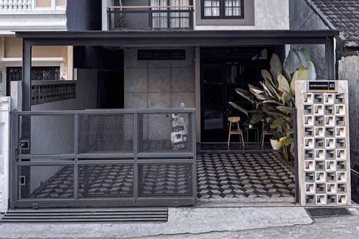 kombinasi warna cat pagar abu-abu dan tembok putih