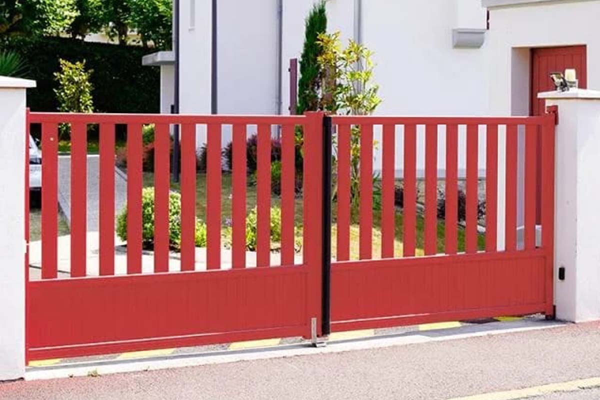 kombinasi warna cat pagar merah dan tembok putih