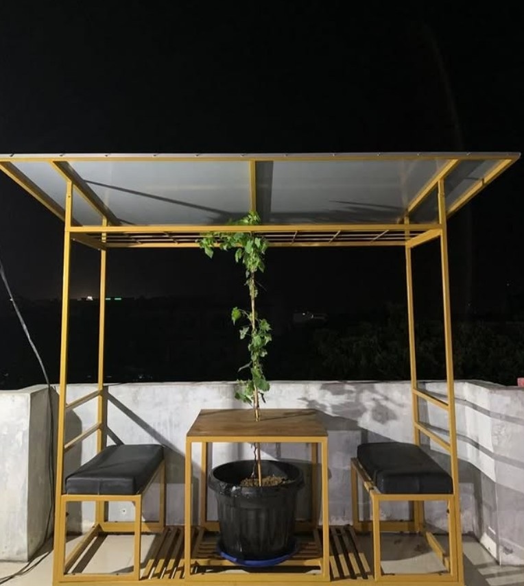 Desain Teras Rooftop dengan Konsep Cafe Anggur