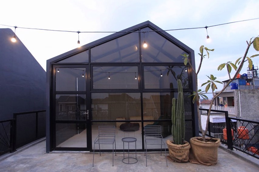 Desain Teras Rooftop Rumah Kecil dengan Ruang Kaca