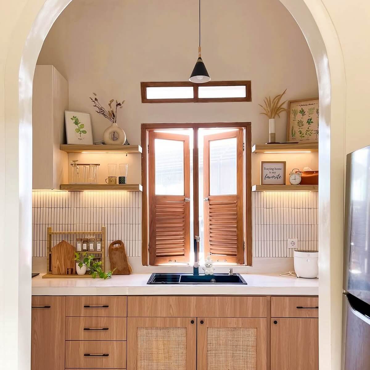 ventilasi rumah dari kayu dengan jendela krepyak