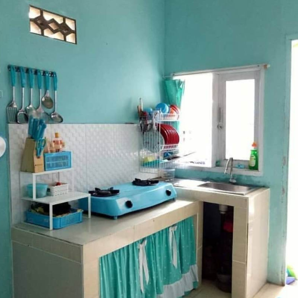 warna cat dapur yang cerah biru