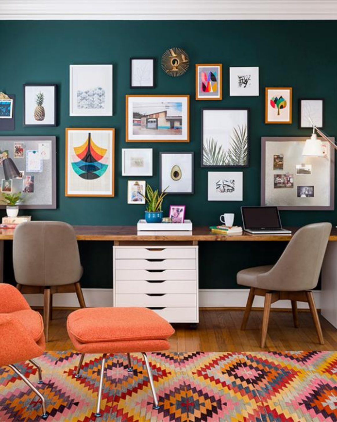 Ruang Kerja Minimalis dengan Wall Art