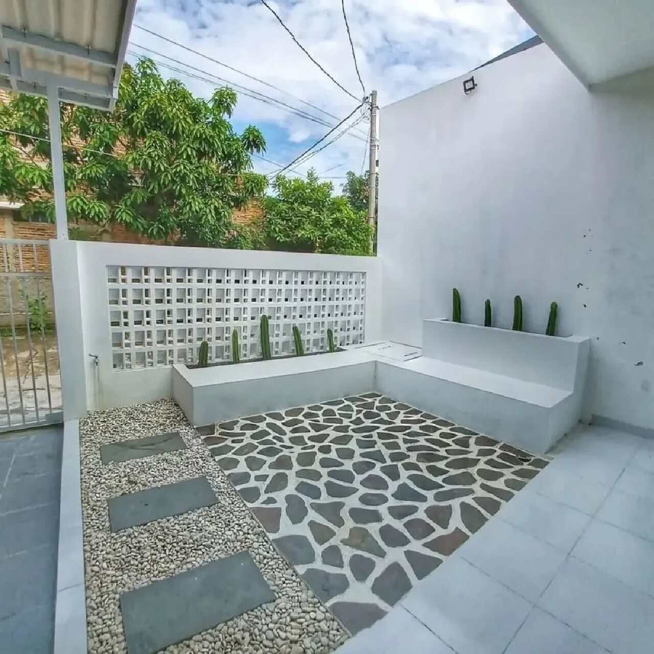 Model Taman Batu Alam Depan Rumah