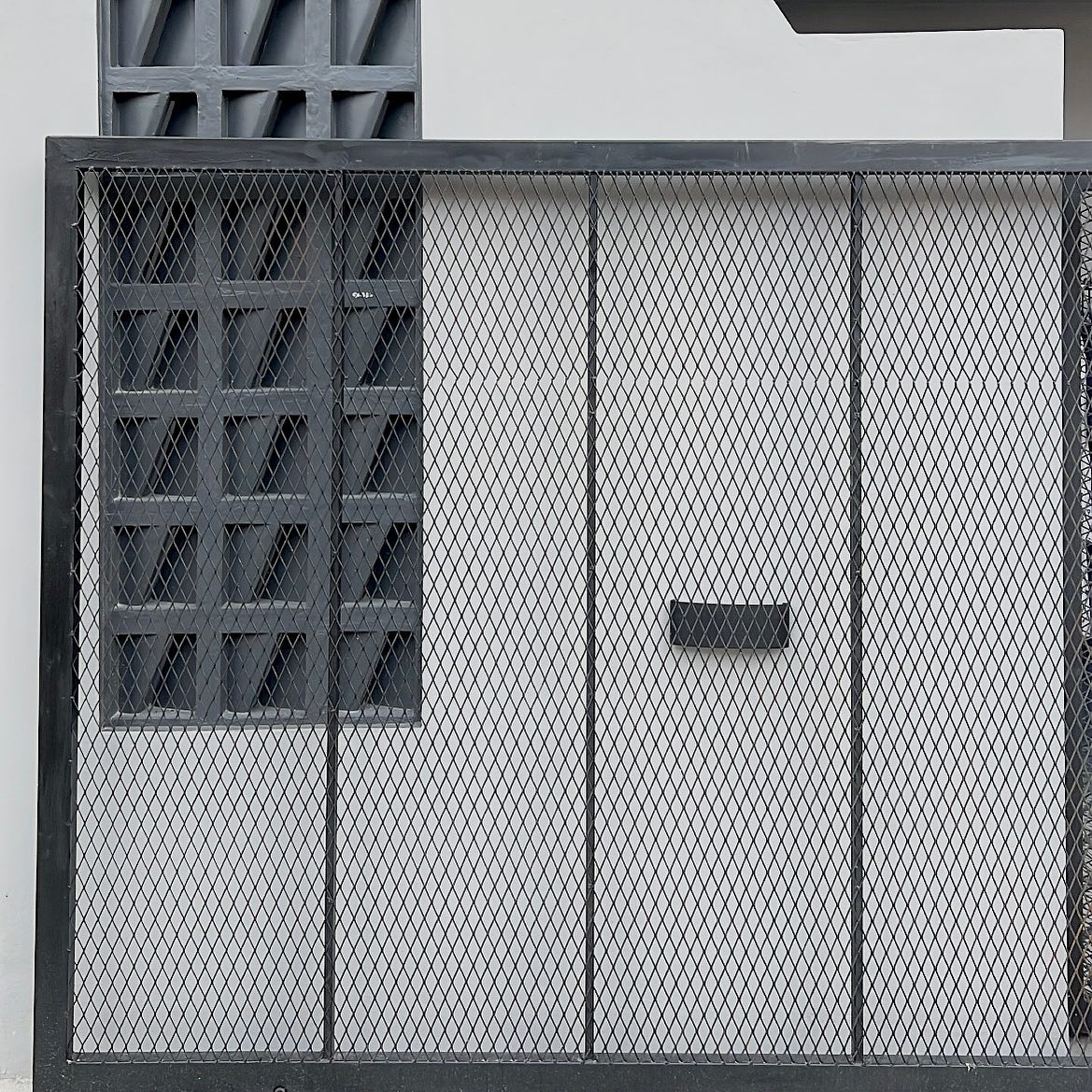 11. Pagar Rumah Subsidi dengan Desain Kawat Harmonika