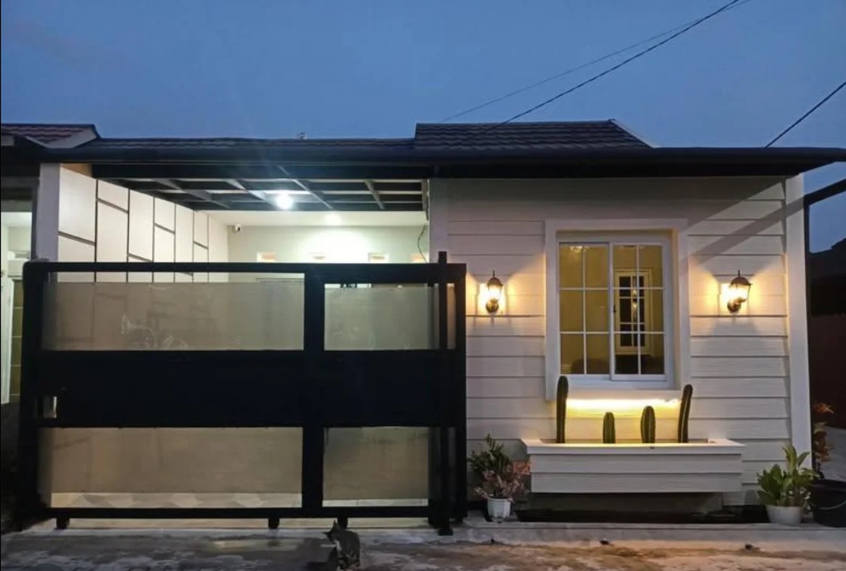 12. Pagar Rumah Subsidi dengan Plastik Fiber