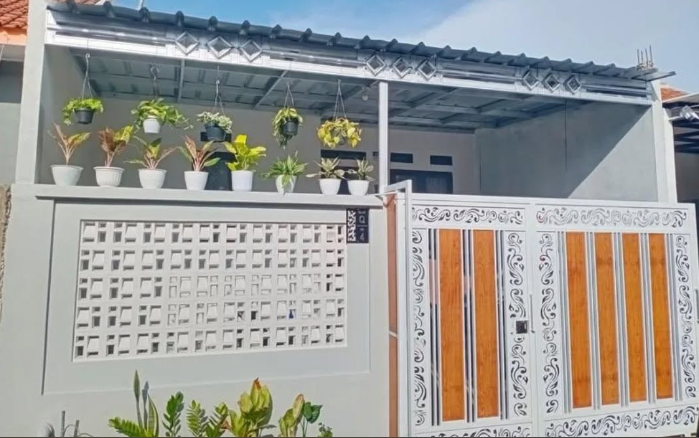 13. Pagar Rumah Subsidi dengan Motif Seperti Ukiran