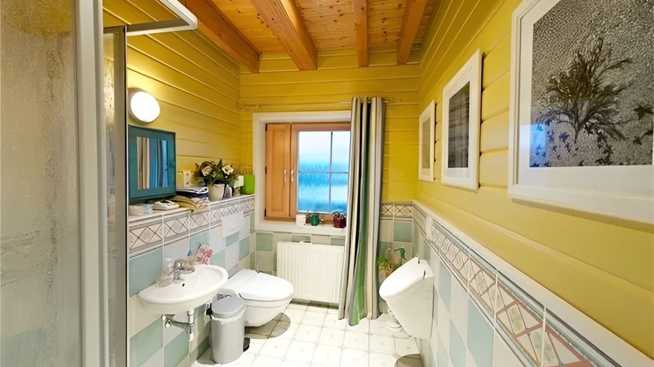 perpaduan warna keramik lantai dan dinding kamar mandi kuning
