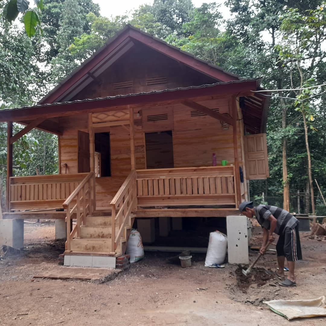 rumah panggung kecil sederhana