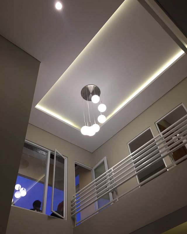drop ceiling dengan dekorasi lampu hias
