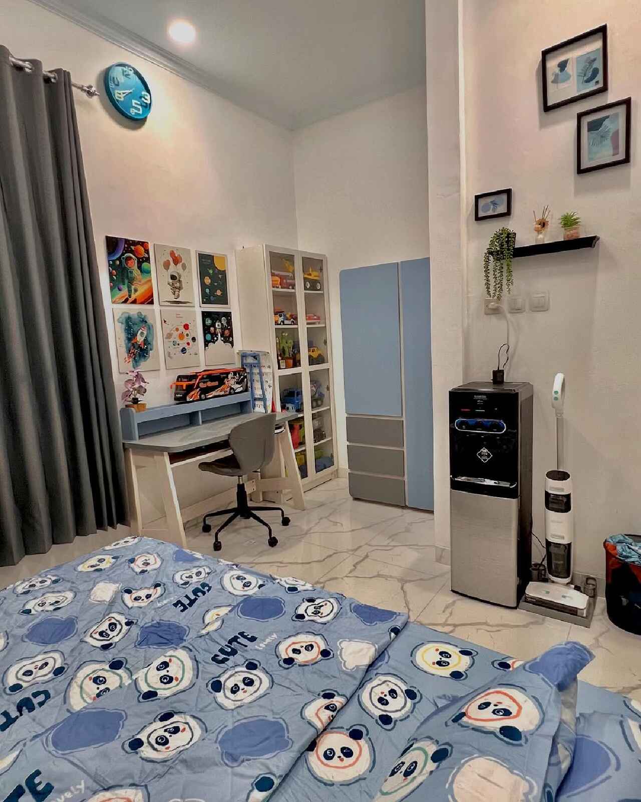 tempat tidur dan meja belajar minimalis