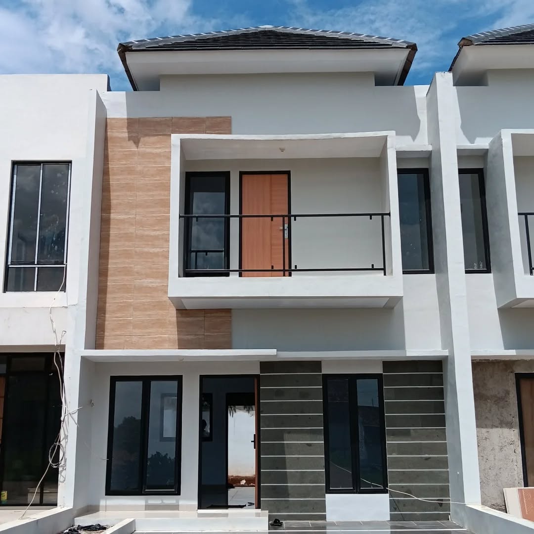 Rumah 2 Lantai Sederhana dengan Balkon