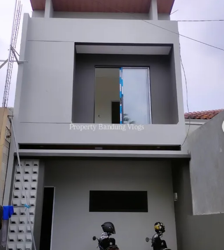 Rumah 2 Lantai Sederhana dengan Konsep warna Abu-abu