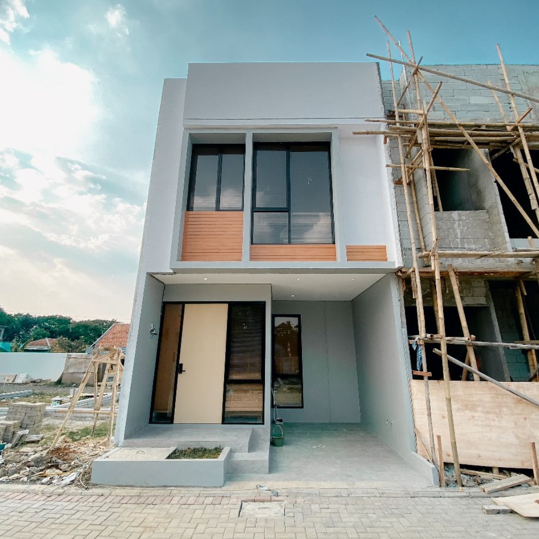 Desain Rumah 2 Lantai Sederhana Nuansa Abu dengan Jendela Besar