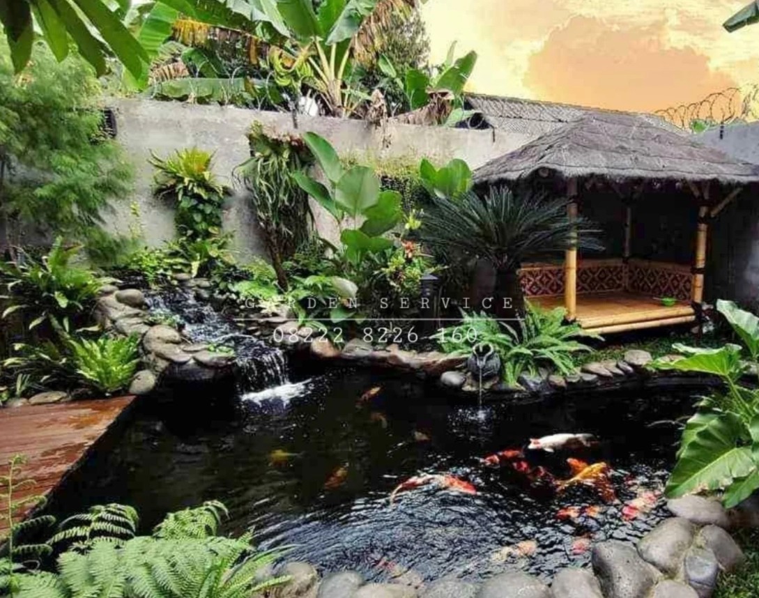 9. Desain Kolam Ikan Koi dengan Gazebo