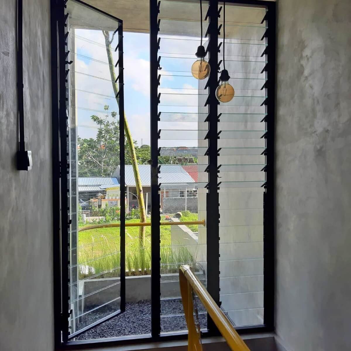 jendela nako modern sekaligus pintu