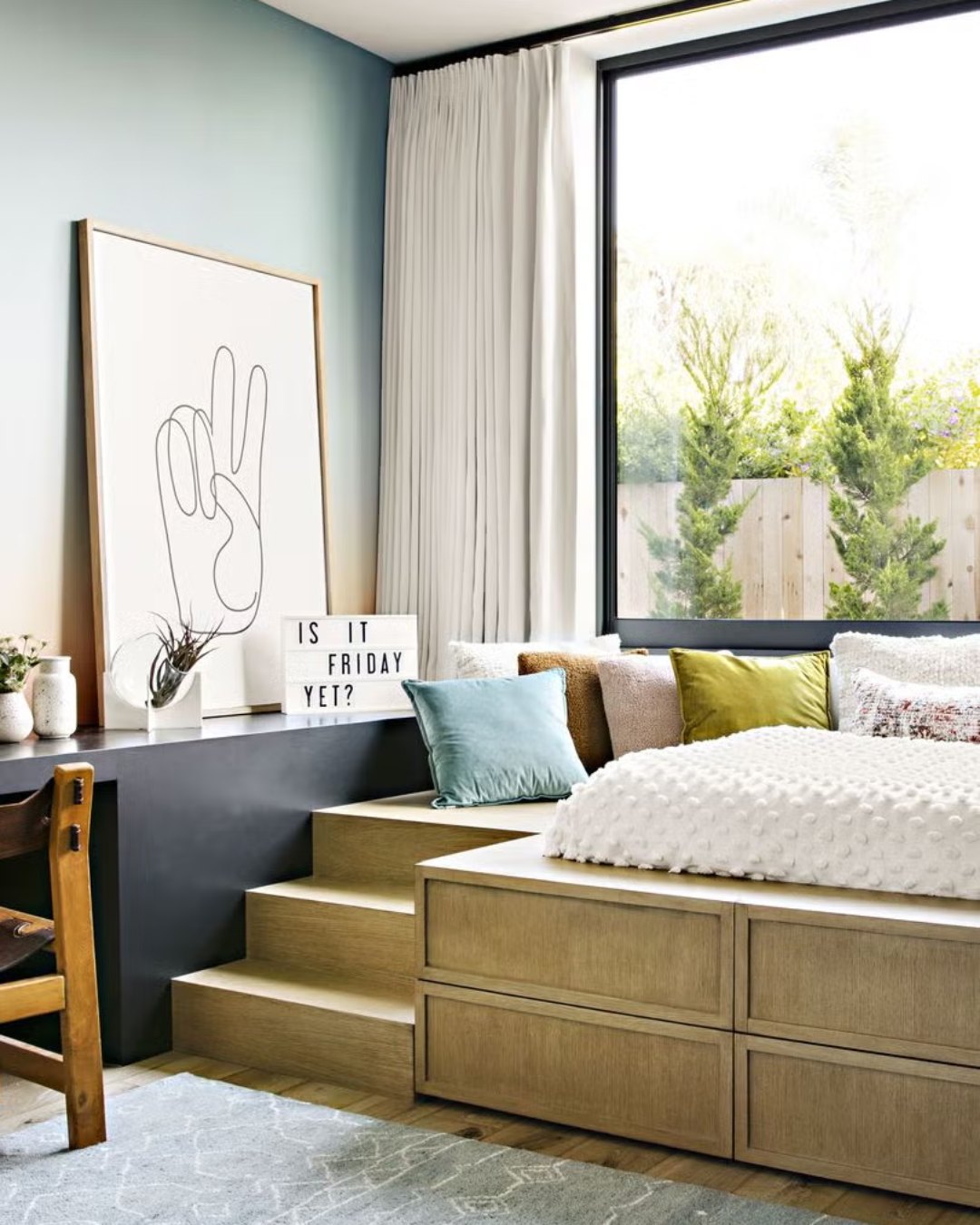 kamar tidur dengan platform bed