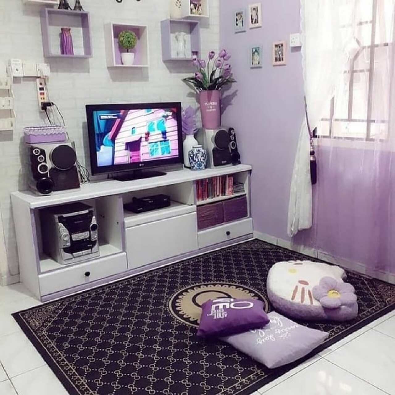 warna cat ruang tamu ungu dan putih