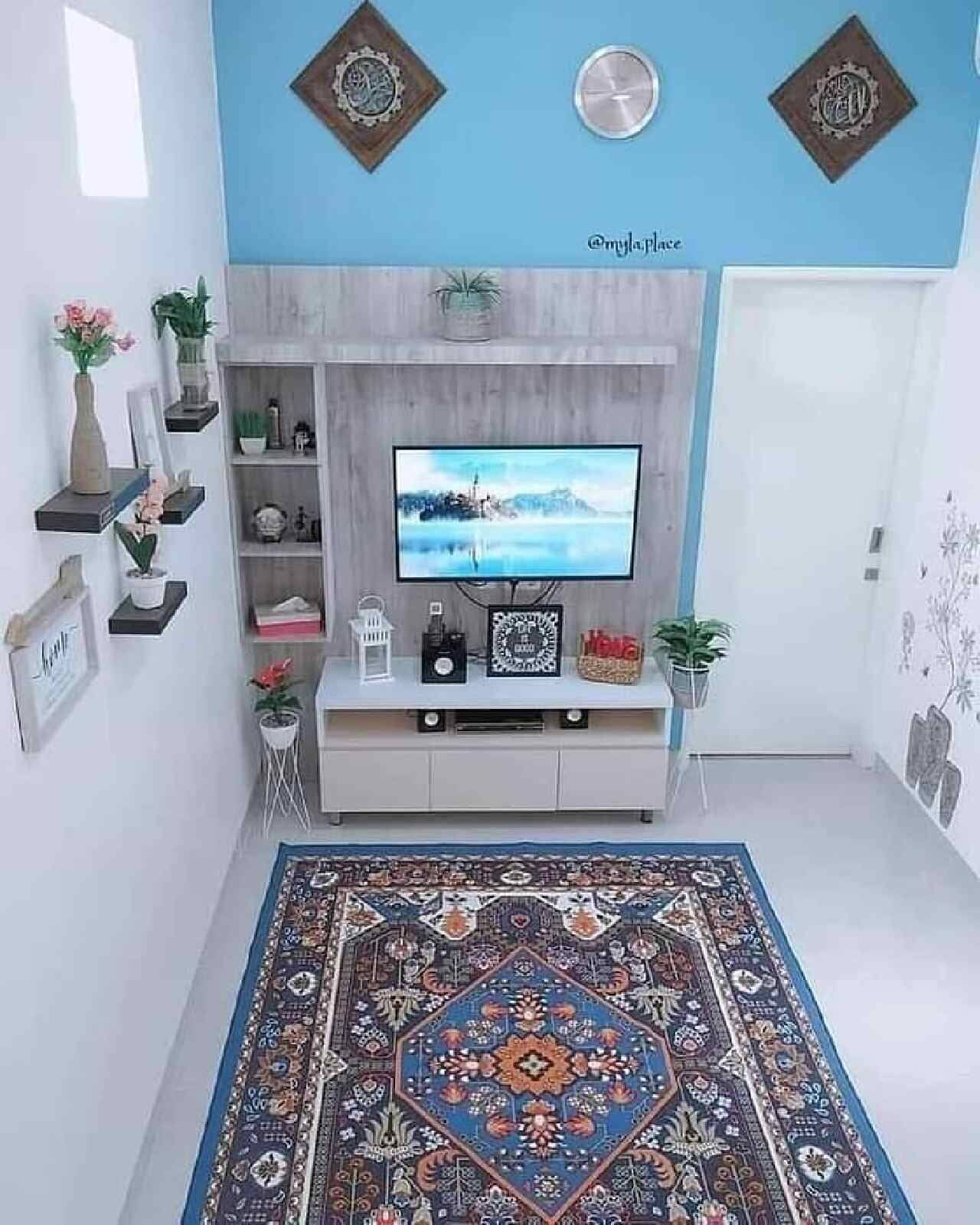 minimalis elegan warna cat ruang tamu yang sejuk biru dan putih