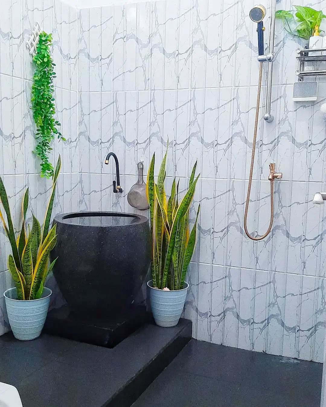 kamar mandi sederhana dan murah bernuansa alam