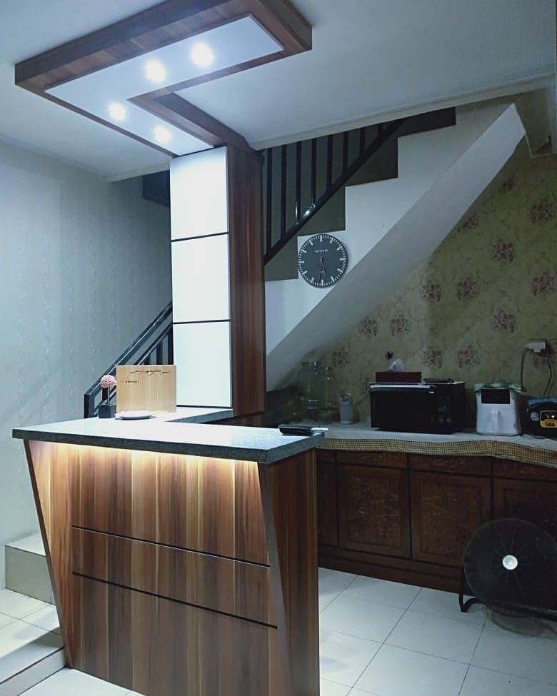 4. Desain Mini Bar Bawah Tangga dengan Top Table Granit