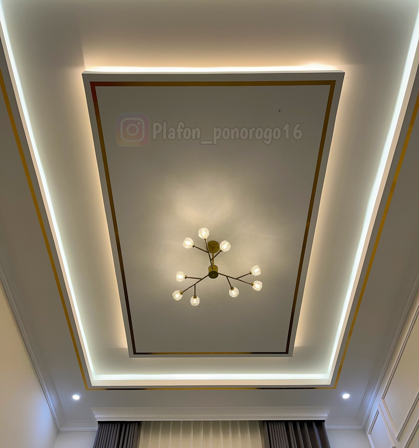 Model Plafon Minimalis dengan Lampu Gantung yang Artistik