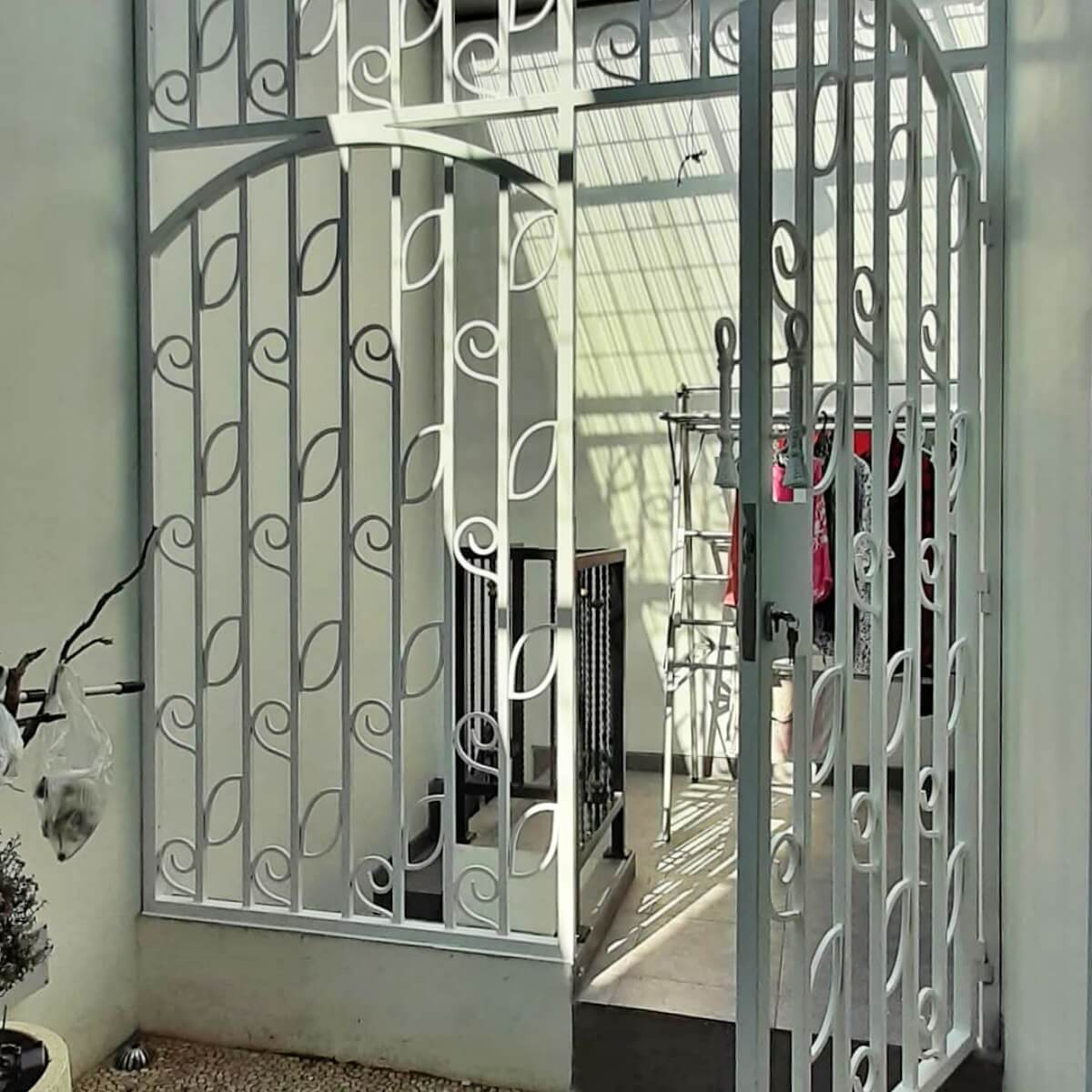 model pintu teras minimalis pola daun dan bunga