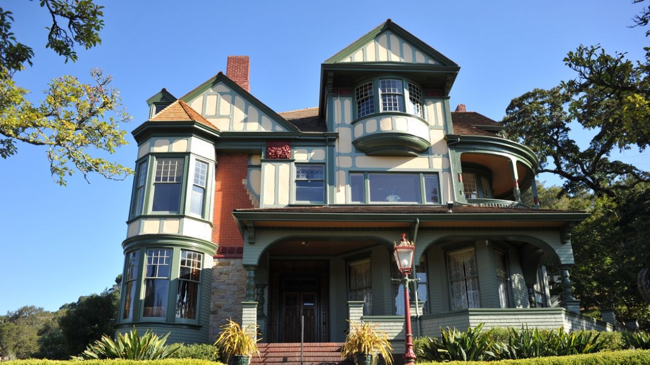 Rumah Eropa Klasik Modern dengan Bay Window