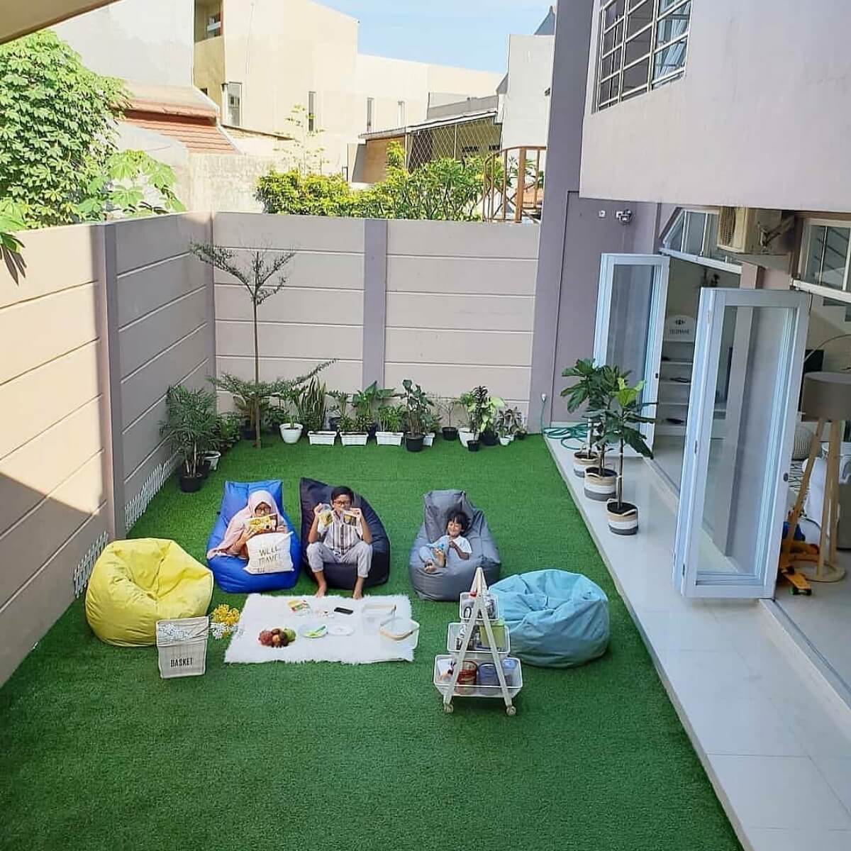 dekorasi taman rumput sintetis dengan bean bag