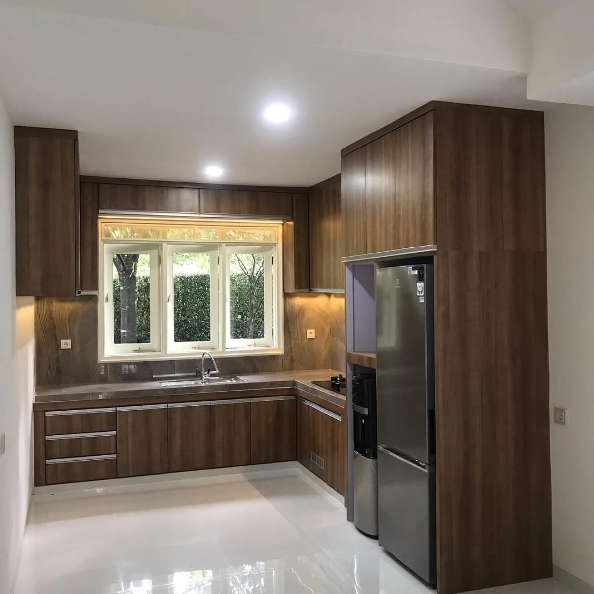 kitchen set kulkas hpl motif kayu