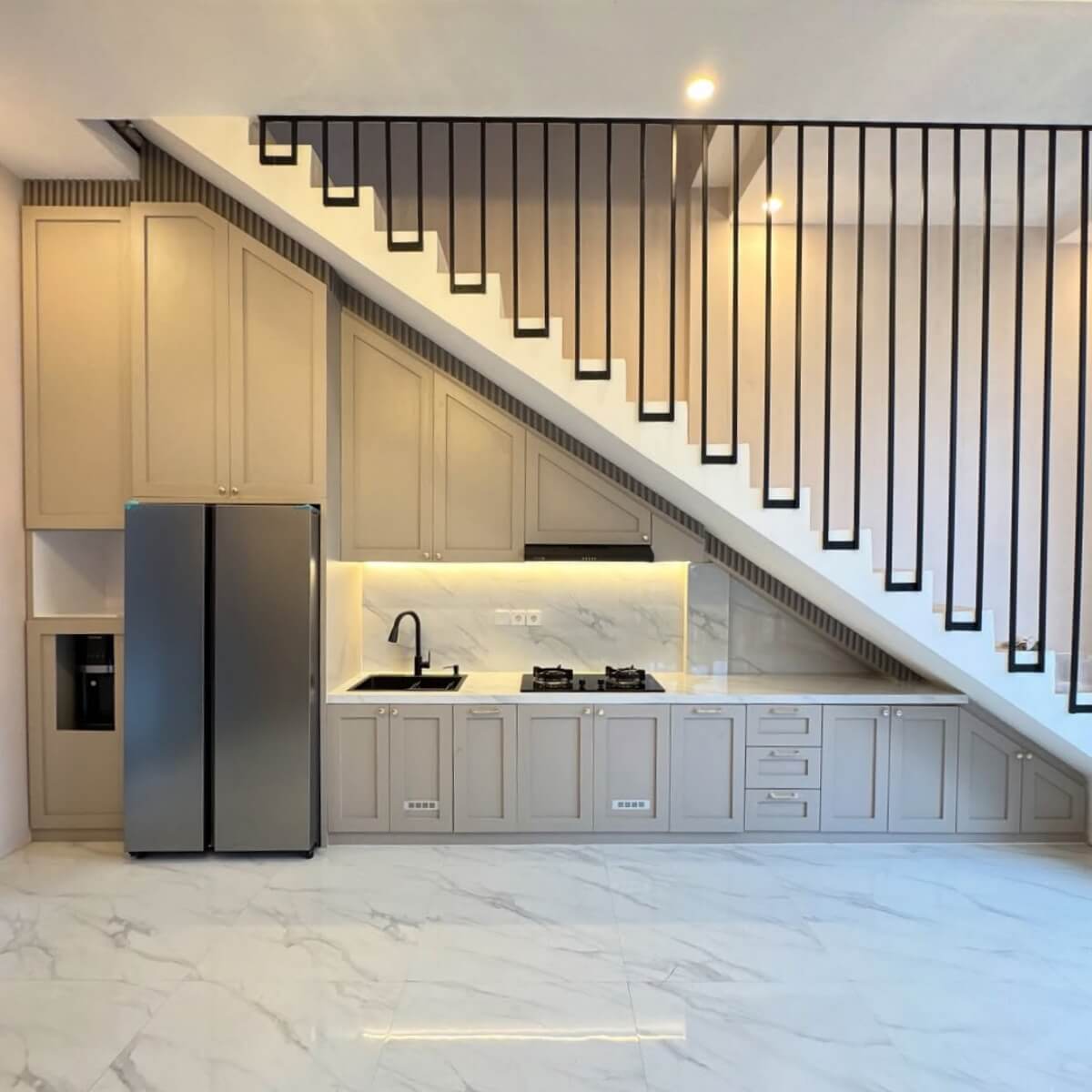 kitchen set kulkas di bawah tangga