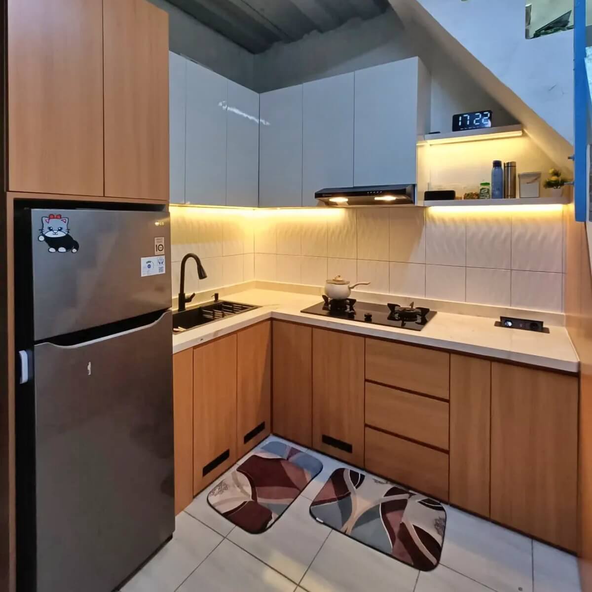 kitchen set hpl bawah tangga modern