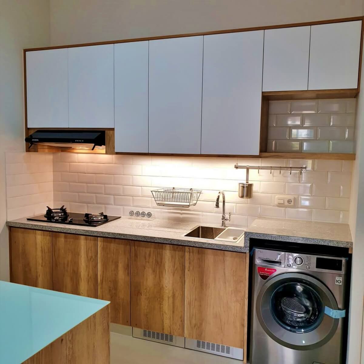 kitchen set hpl minimalis dengan ruang laundry