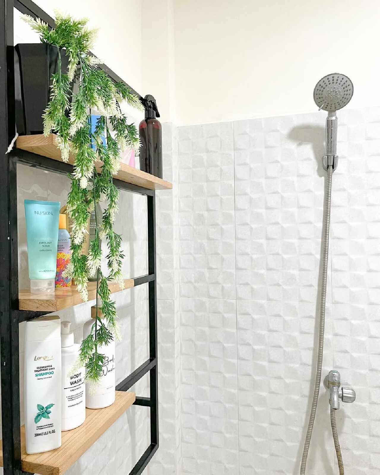 motif keramik kamar mandi minimalis terbaru