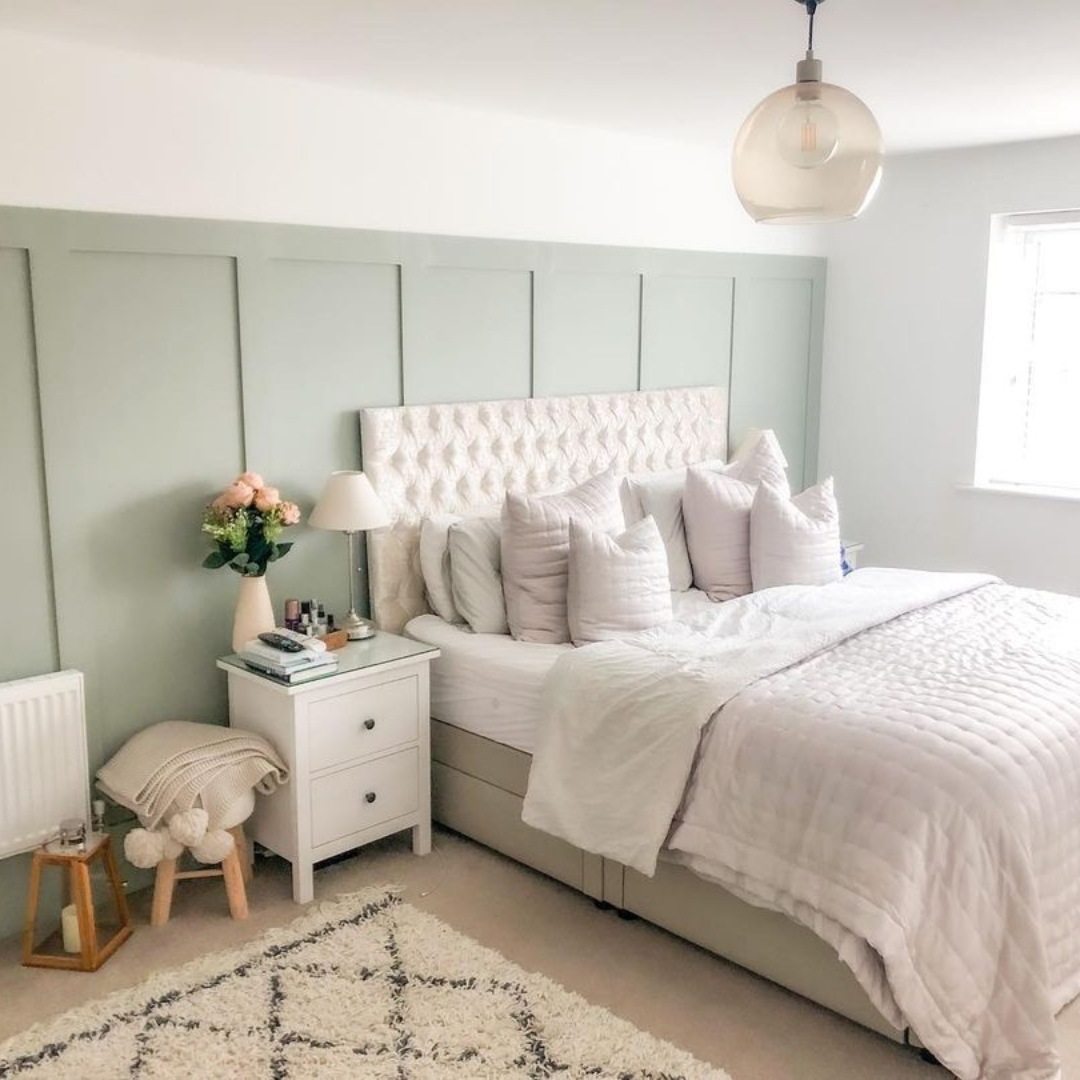 kamar hijau sage dengan wall panel