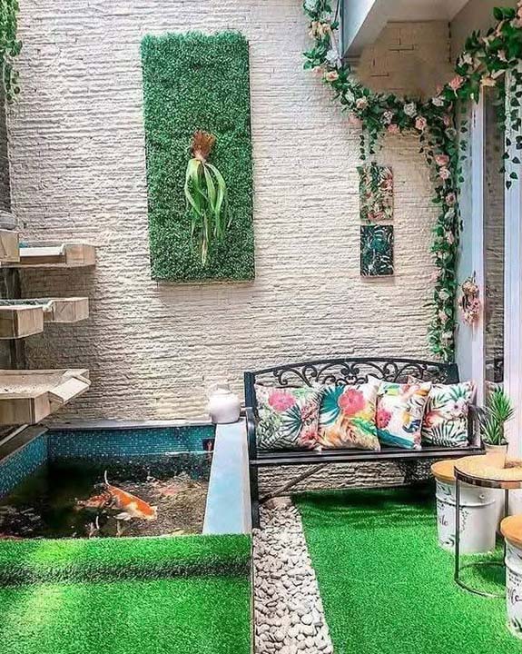 desain kolam mini depan rumah dan karpet rumput sintetis