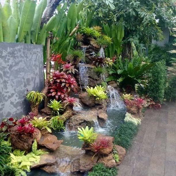 kolam mini depan rumah dengan bebatuan