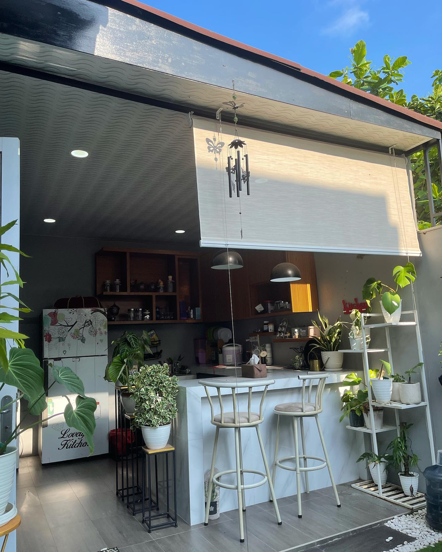 2. Desain Dapur Kecil Terbuka di Belakang Rumah dengan Mini Bar